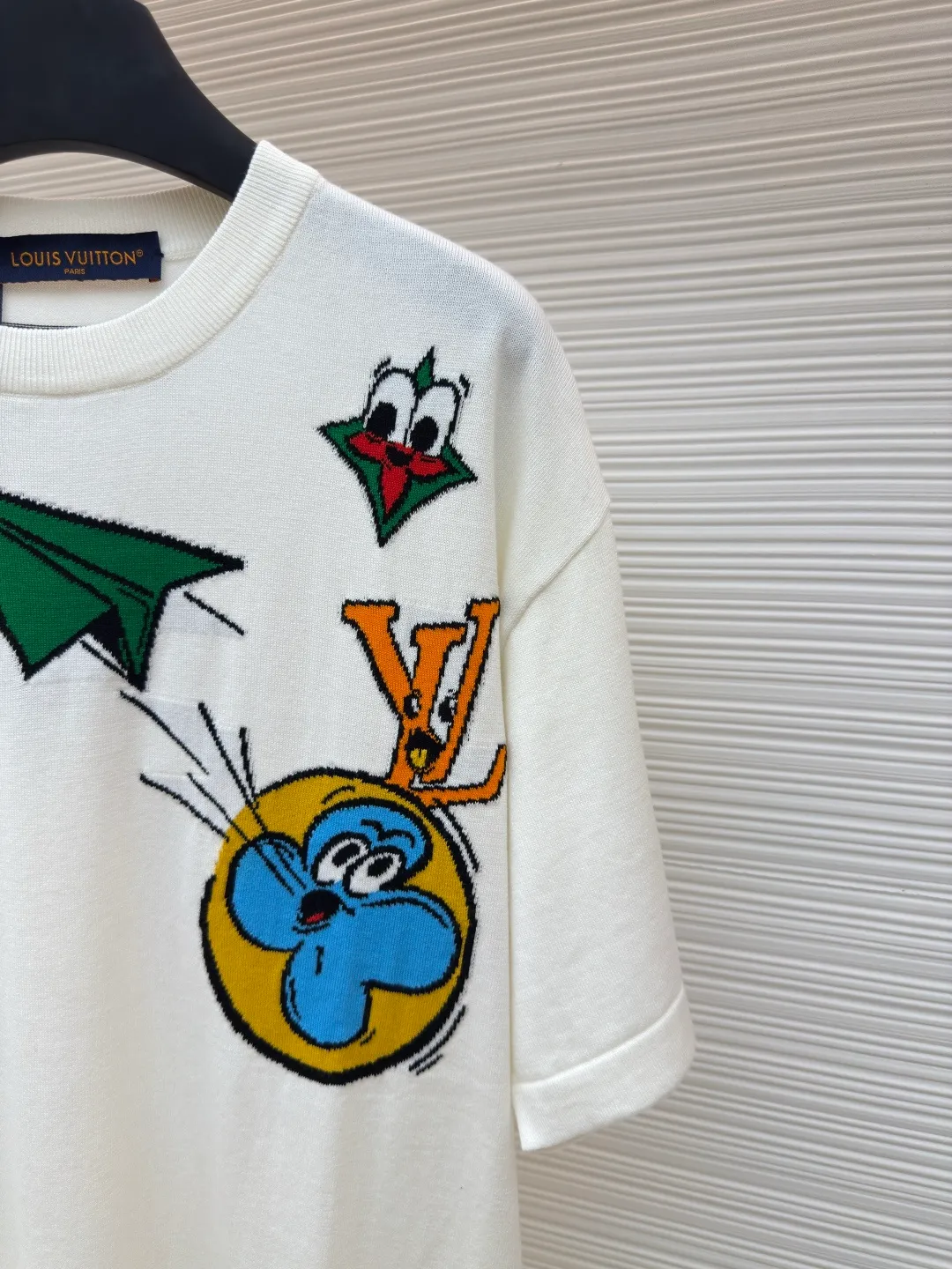 LOUIS VUITTON woolen childlike paper airplane wool short sleeves ●Authentic product: purchased and developed by 7249 ●Item number: 1680219-A55 ●Fabric: wool fabric ●Technology: woolen jacquard ●Version: fitted version ●Weight: about 300 grams ●Size: It feels soft to the touch and does not irritate the skin. It uses the most advanced deodorizing aromatherapy and soft special washing methods to make the garments smooth and odor-free. Four quality inspections are used to produce the perfect product. The overall wiring is straight and delicate, the fabric is comfortable and soft, and the color is consistent without color difference. It can be matched with the same style to create a fashionable look and control various occasions. Customized accessories, complete three standards, same style for men and women!
